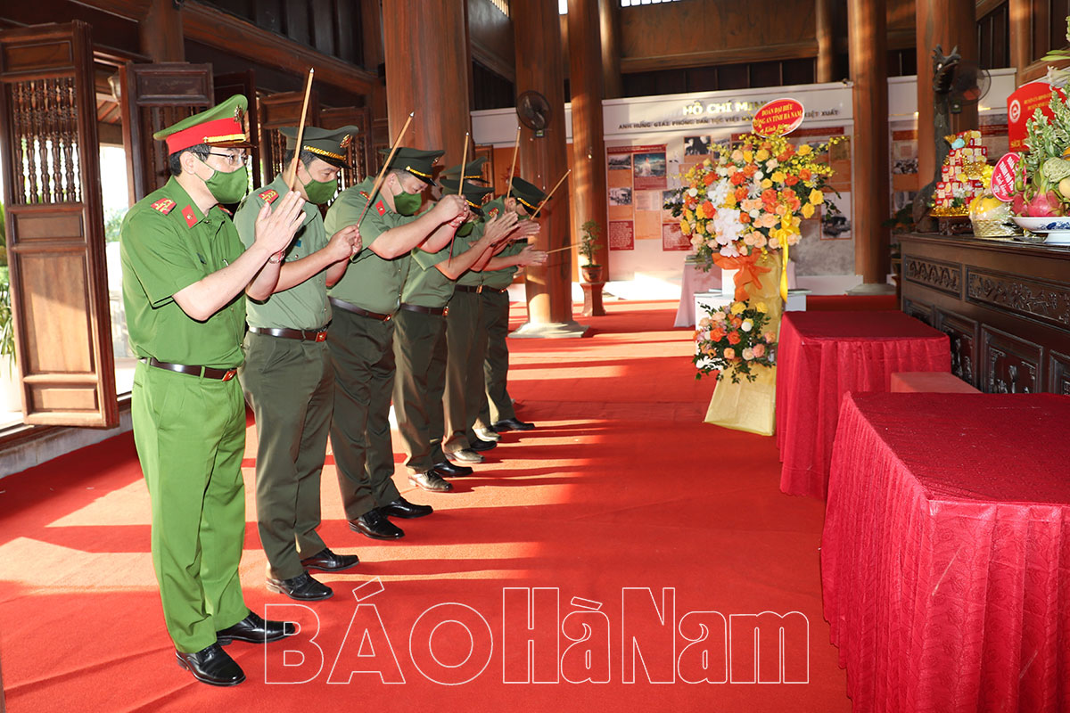 Công an Hà Nam Lễ dâng hoa dâng hương và phát động phong trào thi đua đặc biệt nhân kỷ niệm 132 năm Ngày sinh Chủ tịch Hồ Chí Minh