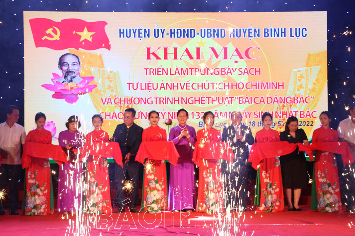 Huyện Bình Lục long trọng kỷ niệm 132 năm Ngày sinh Chủ tịch Hồ Chí Minh  Triển lãm trưng bày sách ảnh tư liệu về Bác Hồ