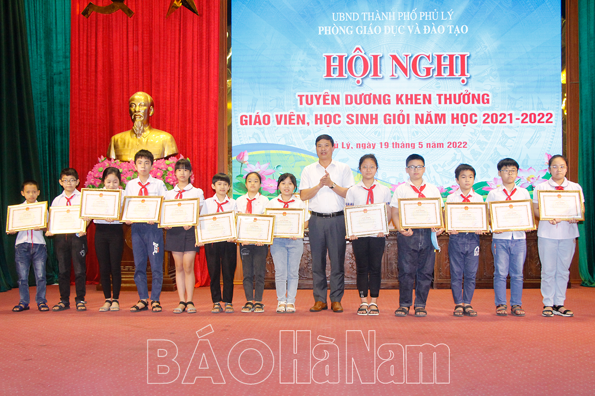 Thành phố Phủ Lý Tuyên dương khen thưởng giáo viên học sinh giỏi năm học 20212022