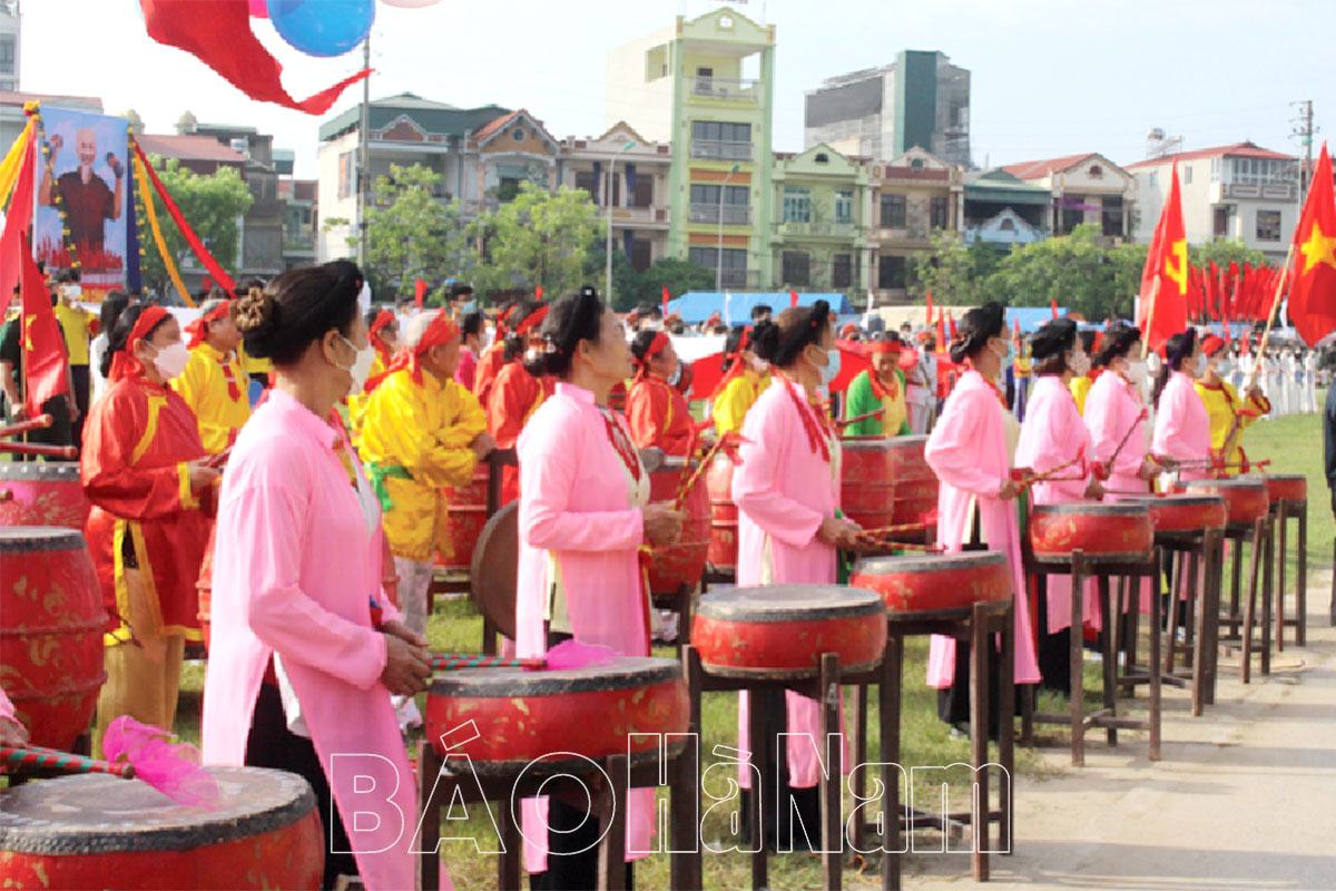 Đội múa trống hội Tổ dân phố Mễ Nội