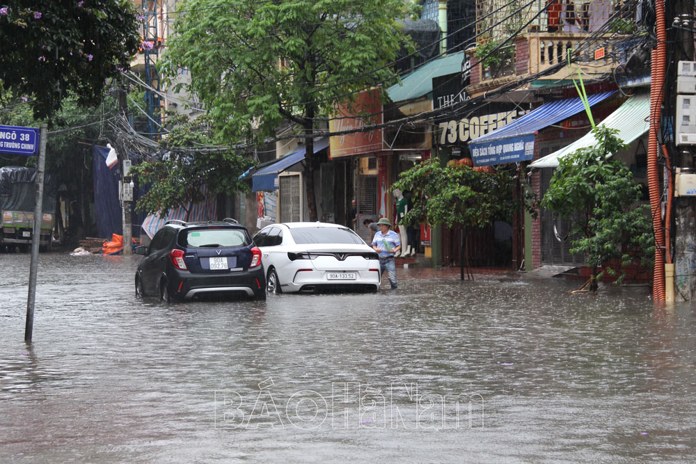 Thành phố Phủ Lý ngập cục bộ sau cơn mưa lớn