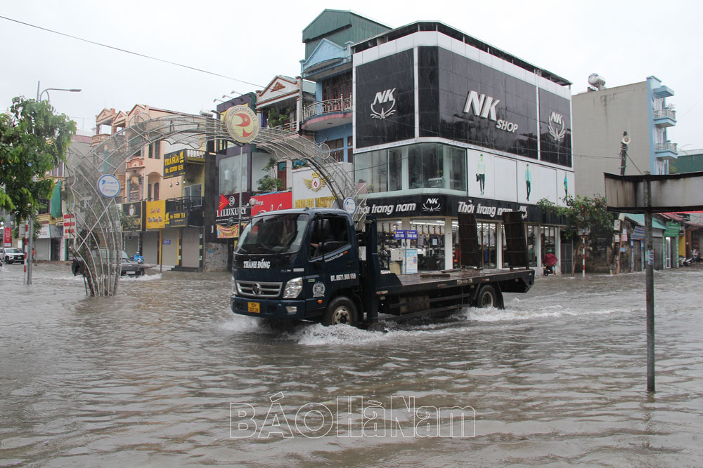 Thành phố Phủ Lý ngập cục bộ sau cơn mưa lớn