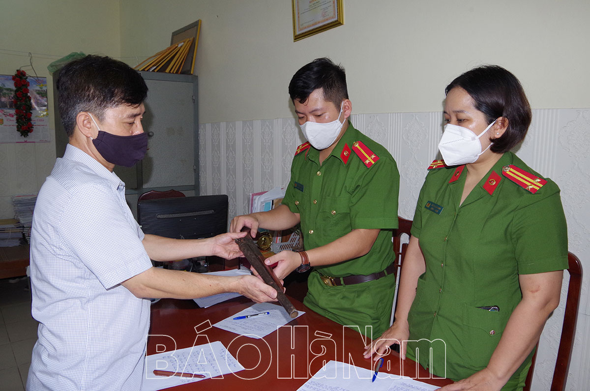 Công an phường Trần Hưng Đạo thành phố Phủ Lý Tiếp nhận súng do người dân tự nguyện giao nộp