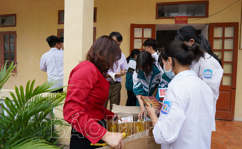 Gần 7300 cuốn sách được trao tặng cho hai trường học trên địa bàn huyện Bình Lục