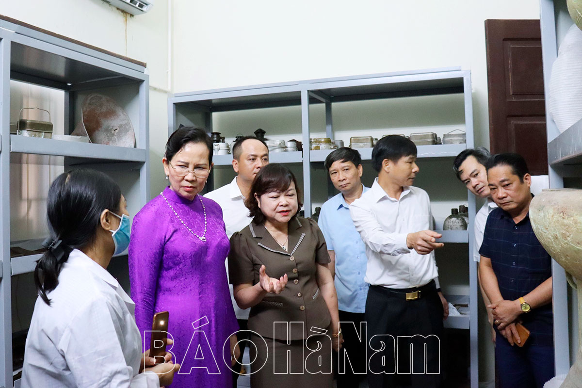Đồng chí Bí thư Tinh ủy Lê Thị Thủy thăm Bảo tàng Hà Nam