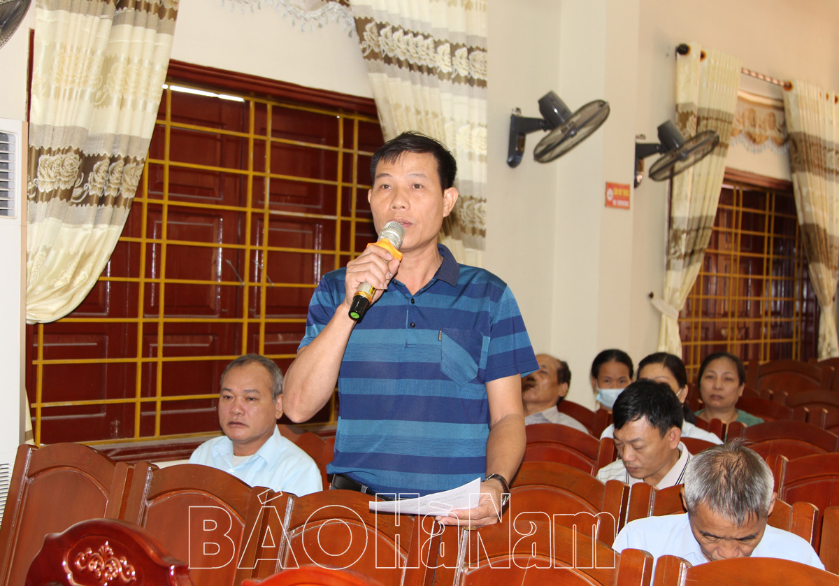 Người đứng đầu cấp ủy chính quyền phường Hoàng Đông đối thoại  với cán bộ và nhân dân