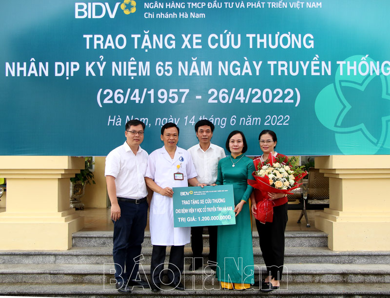 Ngân hàng BIDV chi nhánh Hà Nam tặng xe cứu thương cho Bệnh viện Y học Cổ truyền tỉnh 