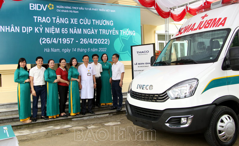 Ngân hàng BIDV chi nhánh Hà Nam tặng xe cứu thương cho Bệnh viện Y học Cổ truyền tỉnh 