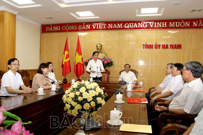 Đồng chí Phạm Quang Nghị tặng sách Đi tìm một vì sao cho Hà Nam