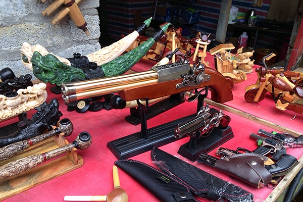 Mua bán tàng trữ và sử dụng đồ chơi có hình vũ khí quân dụng bị xử lý ra sao