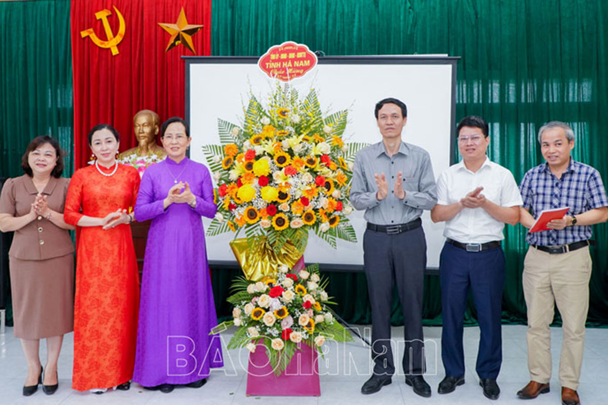 Đồng chí Bí thư Tỉnh ủy Lê Thị Thủy thăm chúc mừng Báo Hà Nam nhân Ngày Báo chí cách mạng Việt Nam 216