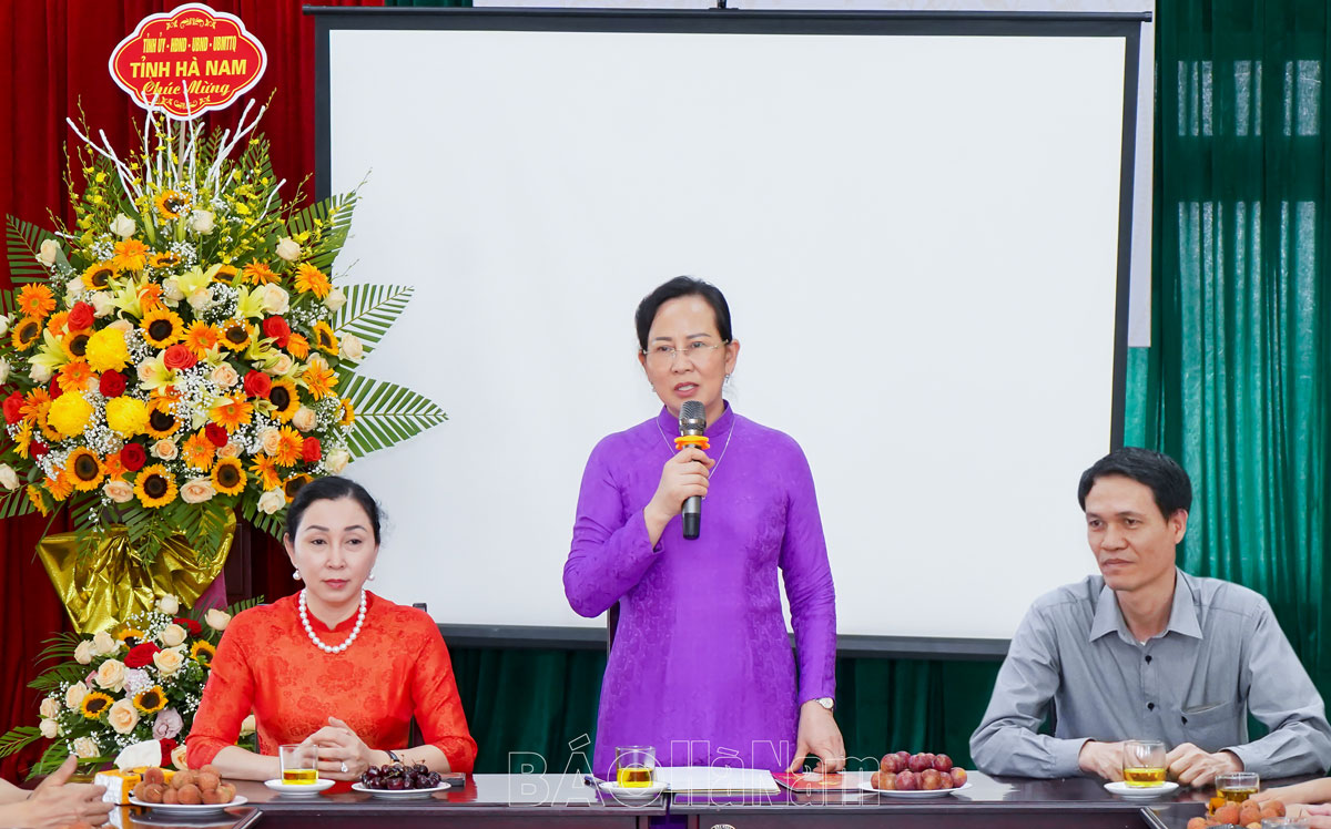 Đồng chí Bí thư Tỉnh ủy Lê Thị Thủy thăm chúc mừng Báo Hà Nam nhân  Ngày Báo chí cách mạng Việt Nam 216