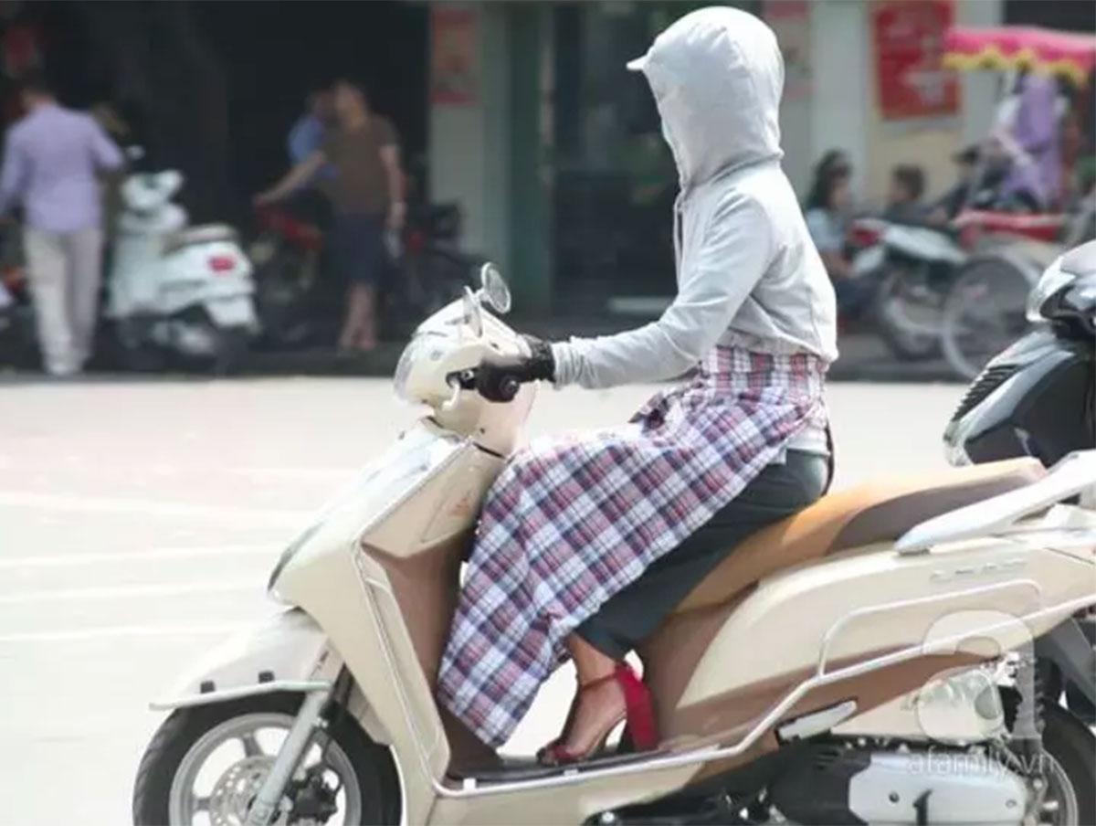 Chú ý trang phục phụ kiện thế nào khi đi xe máy dưới trời nắng nóng