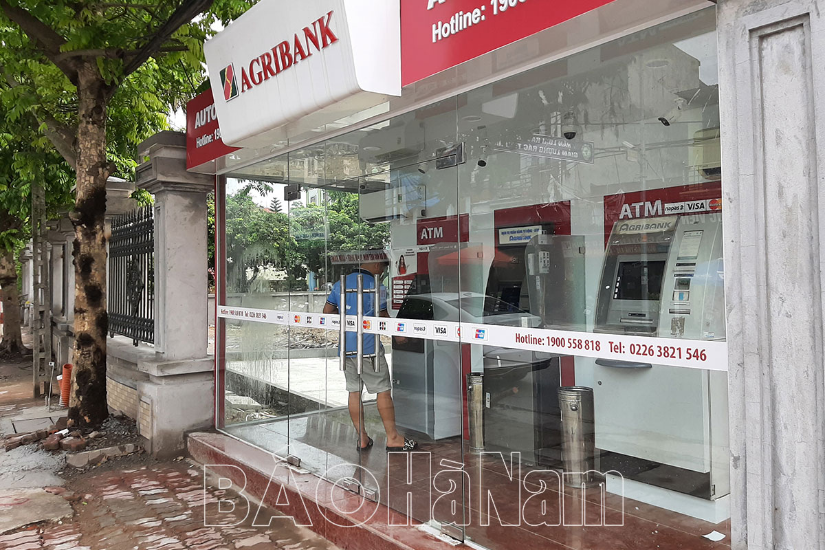 Thiếu cây ATM người dân ở khu vực nông thôn gặp khó khi rút tiền