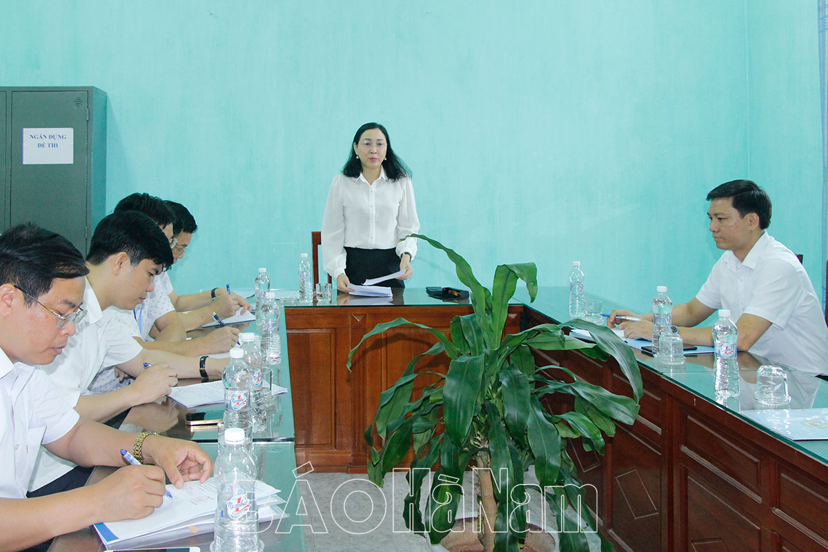 Đồng chí Phó Bí thư Thường trực Tỉnh ủy Đinh Thị Lụa kiểm tra công tác chuẩn bị tổ chức Kỳ thi tốt nghiệp THPT tại thị xã Duy Tiên
