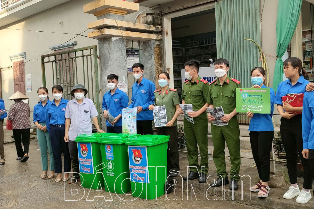 Tuổi trẻ thị trấn Tân Thanh tuyên tuyền pháp luật cho các tiểu thương chợ Non