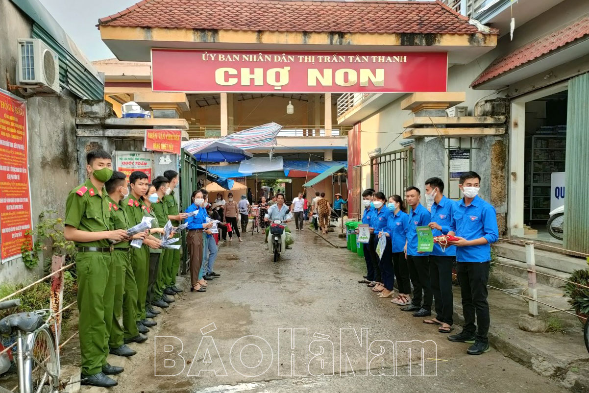 Tuổi trẻ thị trấn Tân Thanh tuyên tuyền pháp luật cho các tiểu thương chợ Non