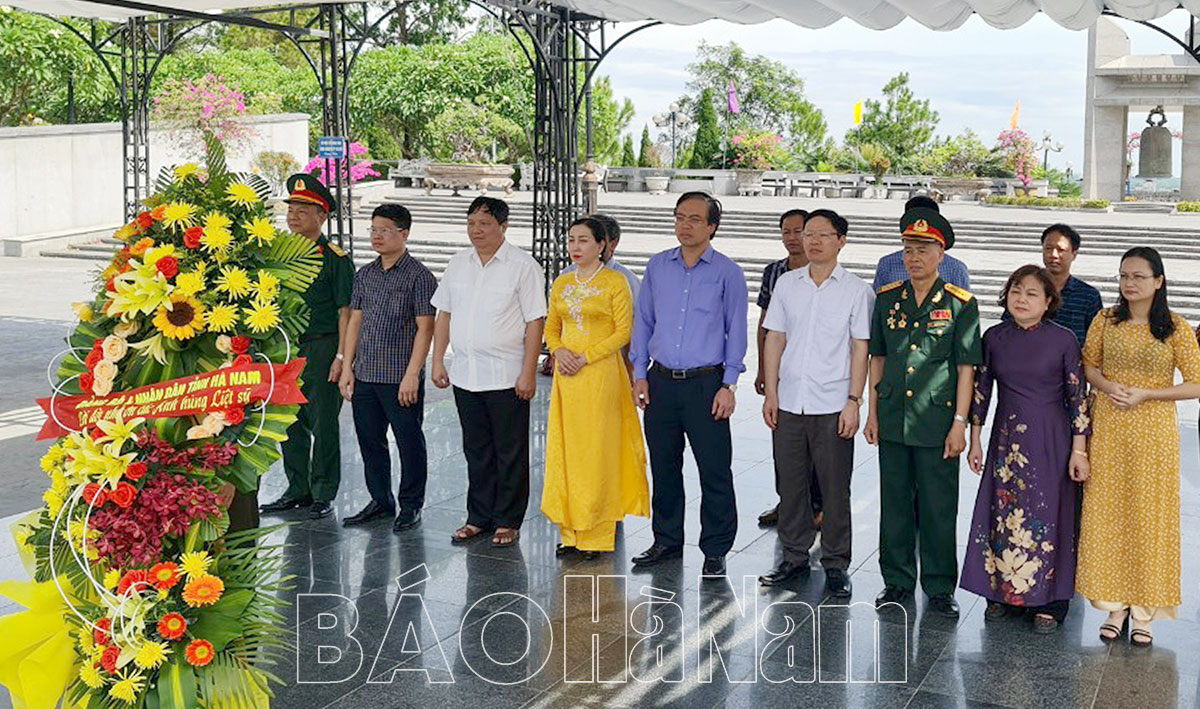 Đoàn đại biểu tỉnh Hà Nam viếng Nghĩa trang Liệt sỹ quốc gia Trường Sơn và Nghĩa trang Liệt sỹ quốc gia Đường 9