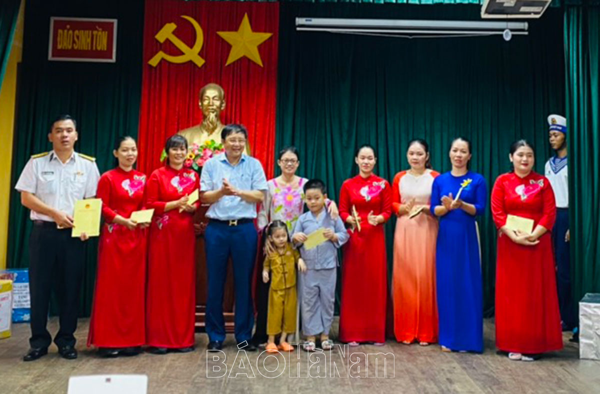 Đoàn đại biểu lãnh đạo tỉnh Hà Nam tham gia Đoàn công tác thăm quân dân huyện đảo Trường Sa