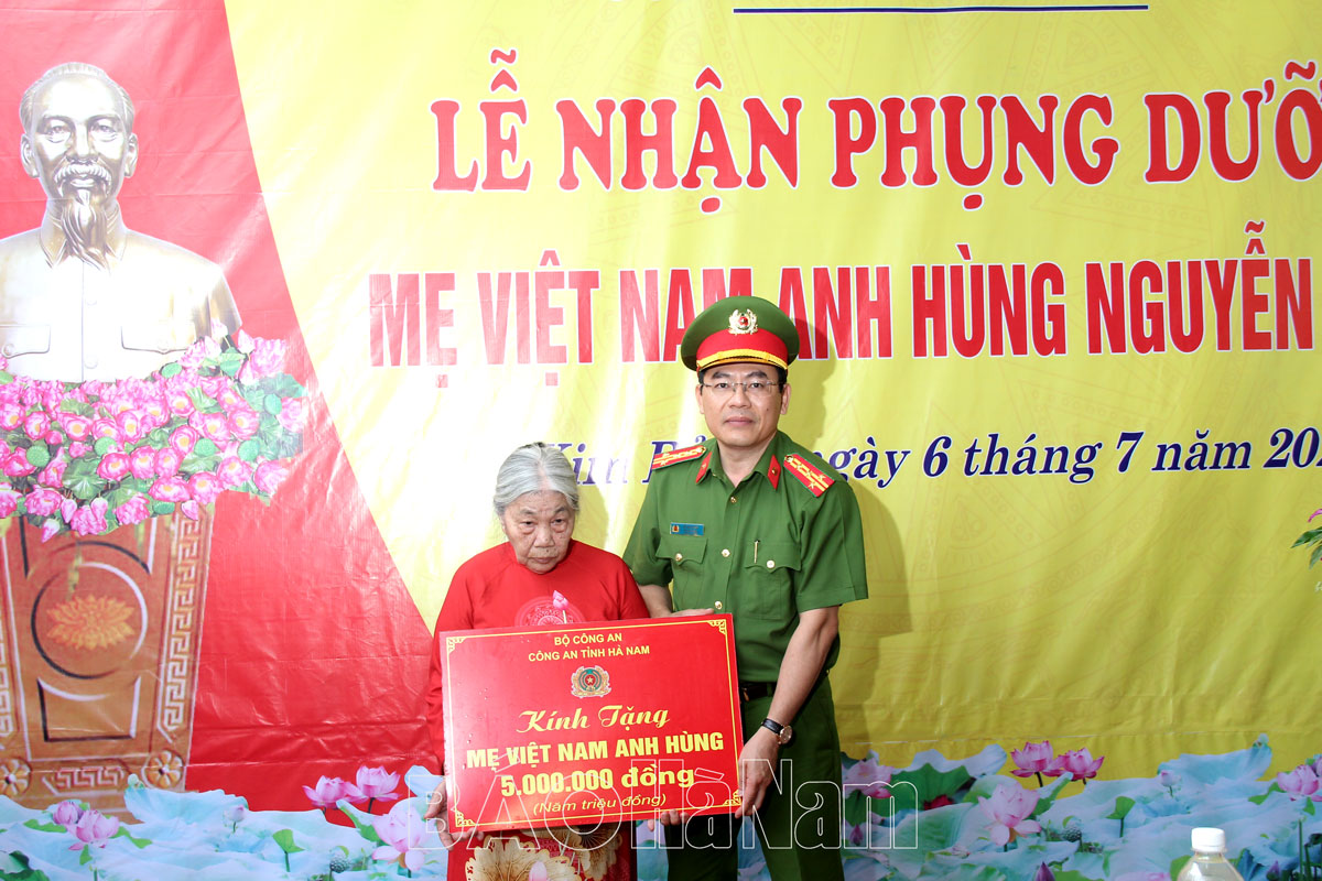 Công an Hà Nam nhận phụng dưỡng Mẹ Việt Nam anh hùng