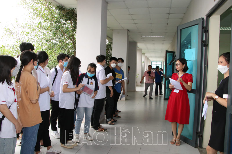Hơn 9200 thí sinh Hà Nam dự kỳ thi Tốt nghiệp THPT quốc gia năm 2022  làm thủ tục thi