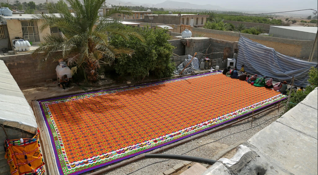 Các thợ dệt Iran làm nên tấm thảm kilim khổng lồ hơn 100m2