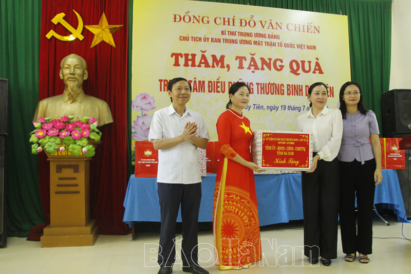 Đồng chí Đỗ Văn Chiến Chủ tịch Ủy ban Trung ương MTTQ Việt Nam thăm và tặng quà Trung tâm điều dưỡng Thương binh Duy Tiên