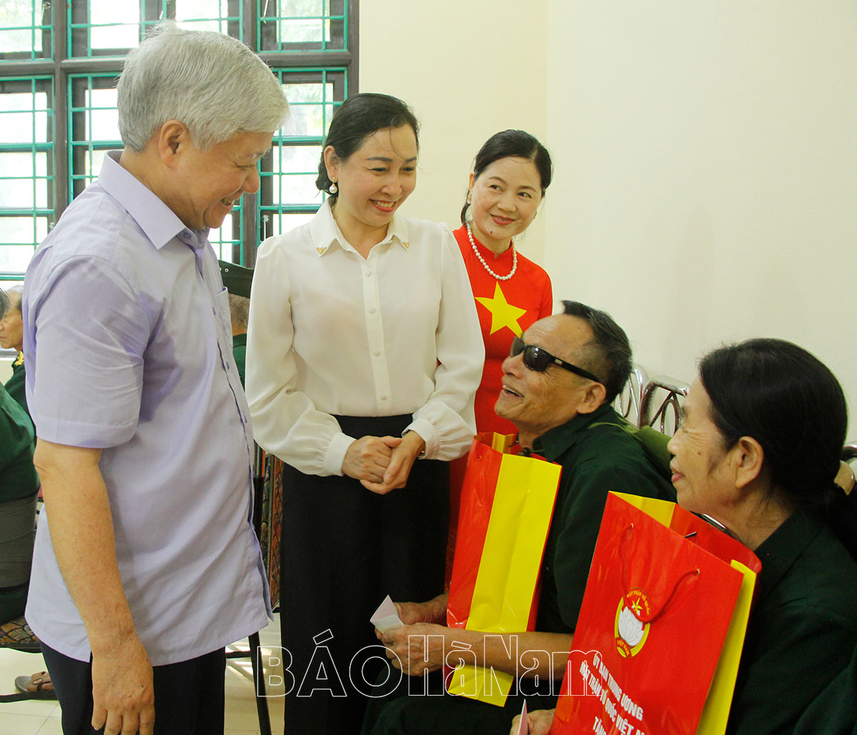 Chủ tịch Ủy ban Trung ương MTTQ Việt Nam Đỗ Văn Chiến thăm tặng quà Trung tâm điều dưỡng Thương binh Duy Tiên