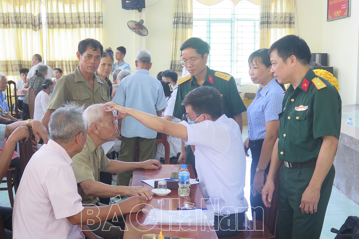 Ban chỉ đạo chương trình phối hợp huyện Bình Lục khám bệnh tư vấn sức khỏe cấp thuốc miễn phí cho đối tượng  chính sách tại xã Đồng Du