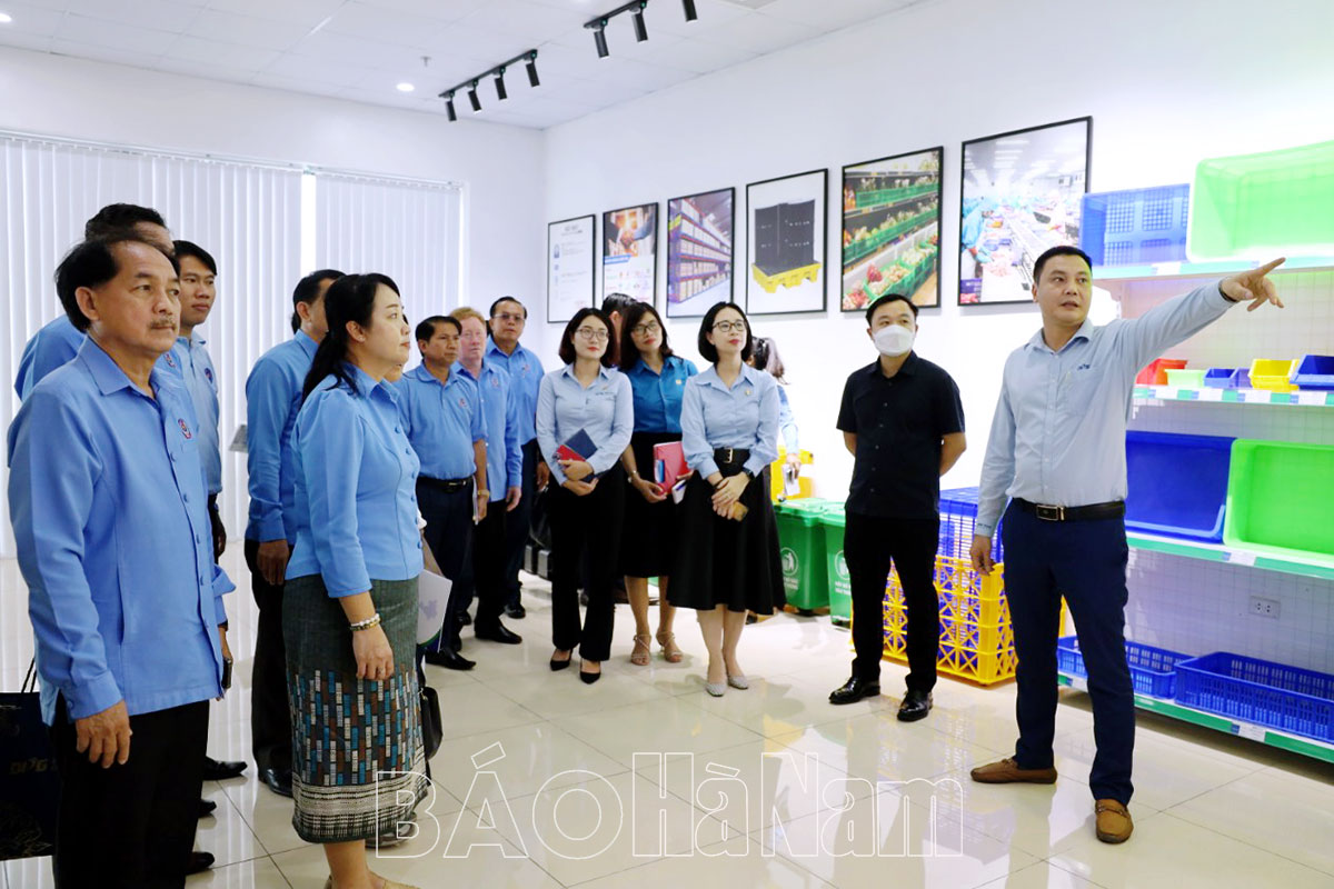 Đoàn đại biểu Trung ương Liên hiệp Công đoàn Lào thăm và làm việc tại Công đoàn các khu công nghiệp tỉnh