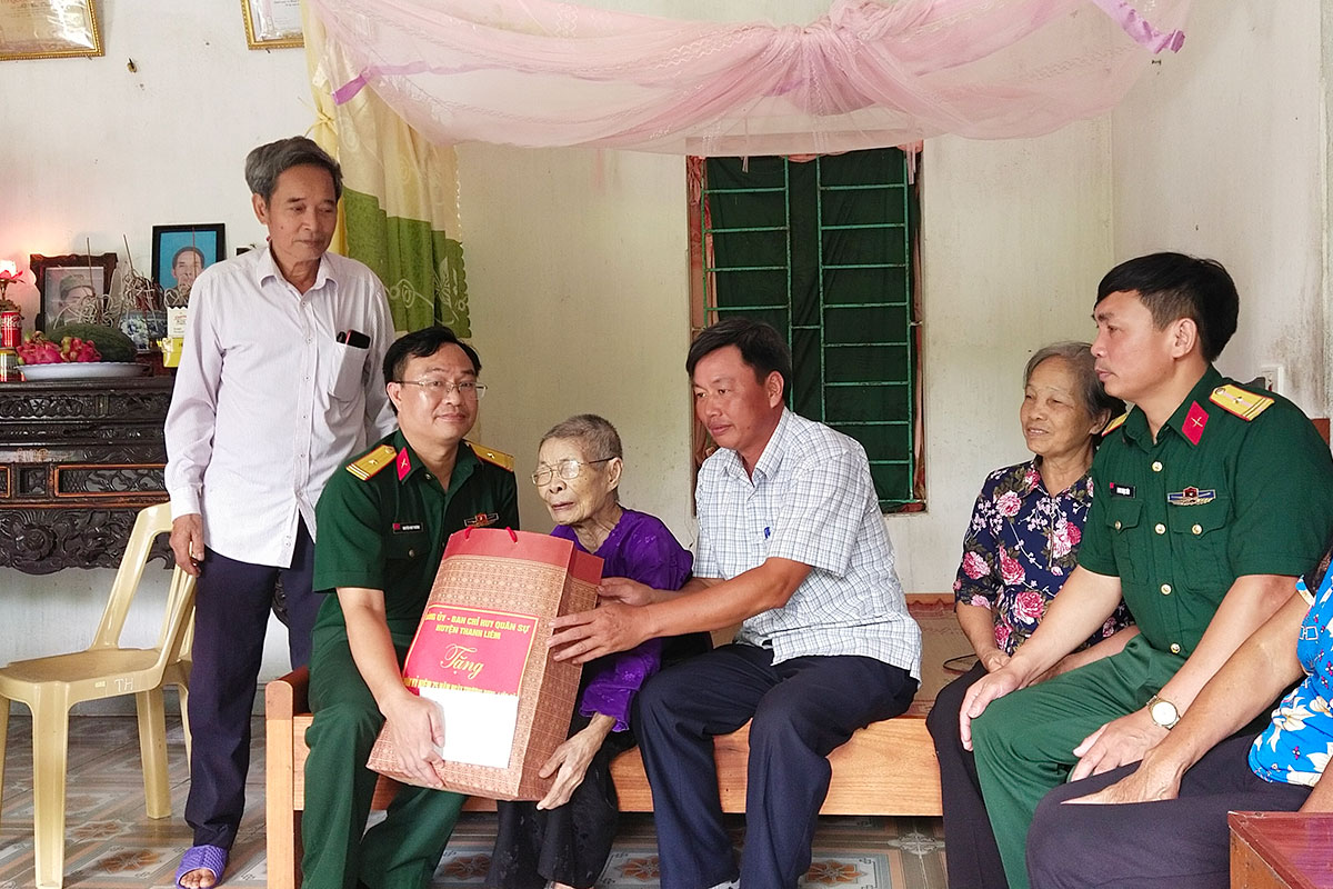 Ban CHQS huyện Thanh Liêm thăm tặng quà đối tượng chính sách dịp 277