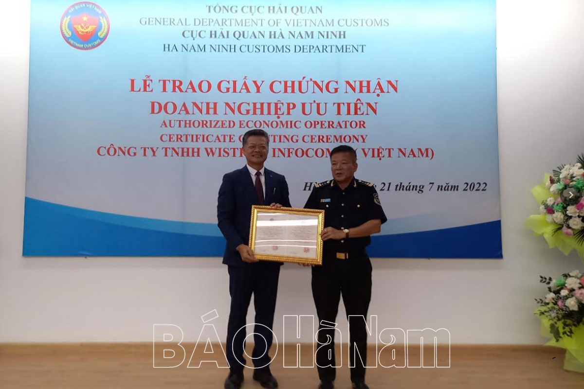 Trao Giấy chứng nhận Doanh nghiệp ưu tiên cho Công ty TNHH Wistron Infocomm Việt Nam