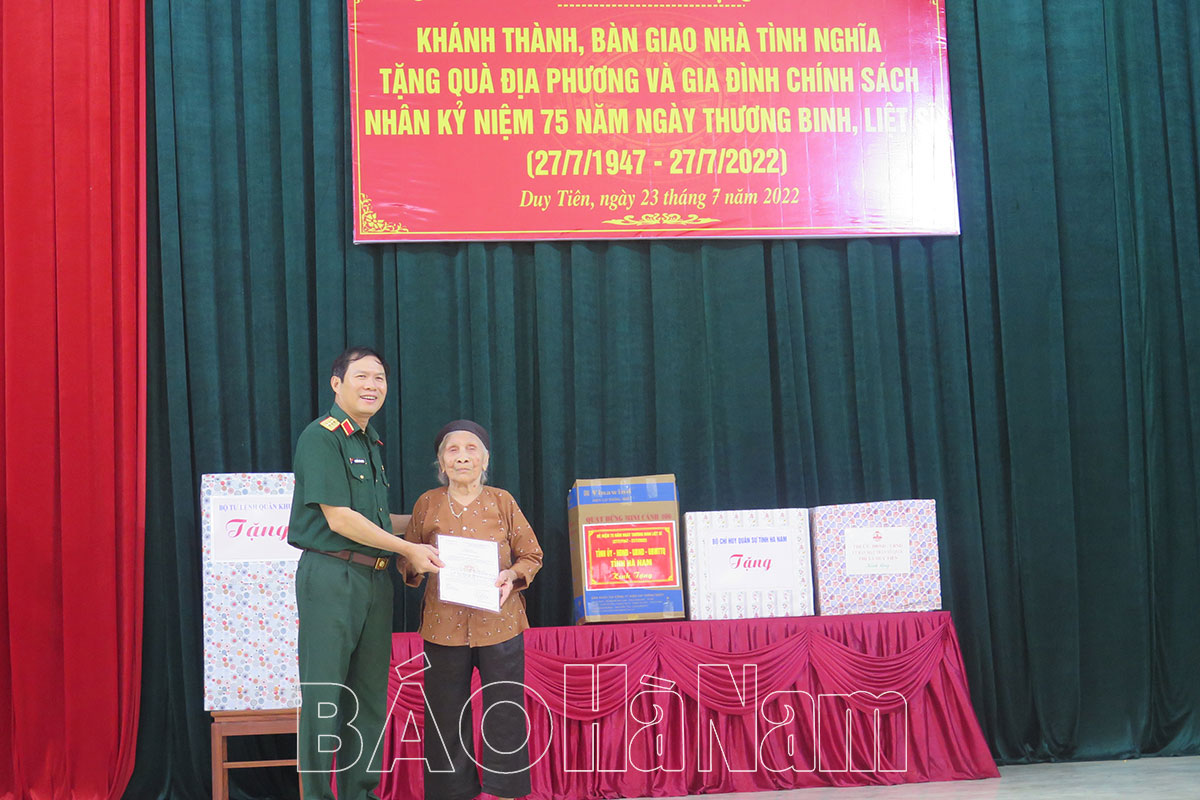 Thượng tướng Nguyễn Tân Cương Tổng Tham mưu trưởng Quân đội nhân dân Việt Nam thăm tặng quà Trung tâm điều dưỡng thương binh Duy Tiên
