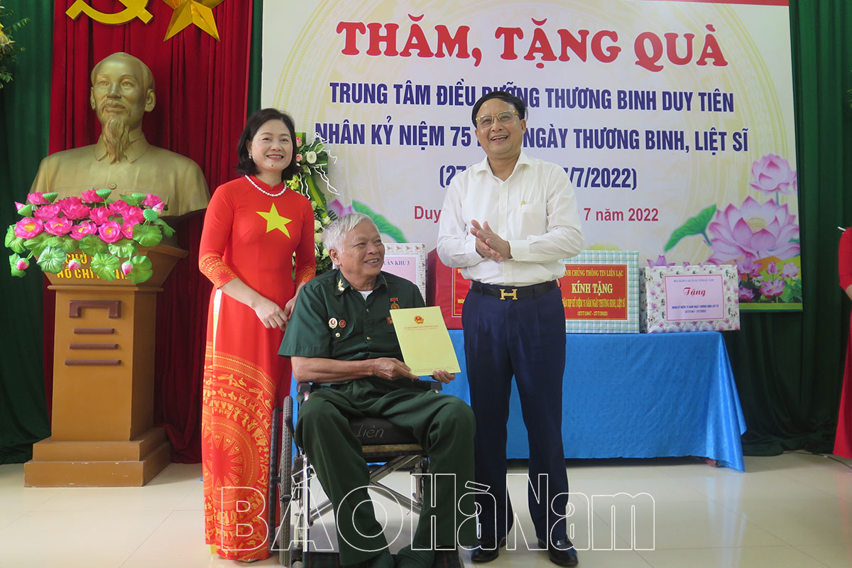 Thượng tướng Nguyễn Tân Cương Tổng Tham mưu trưởng Quân đội nhân dân Việt Nam thăm tặng quà Trung tâm điều dưỡng thương binh Duy Tiên