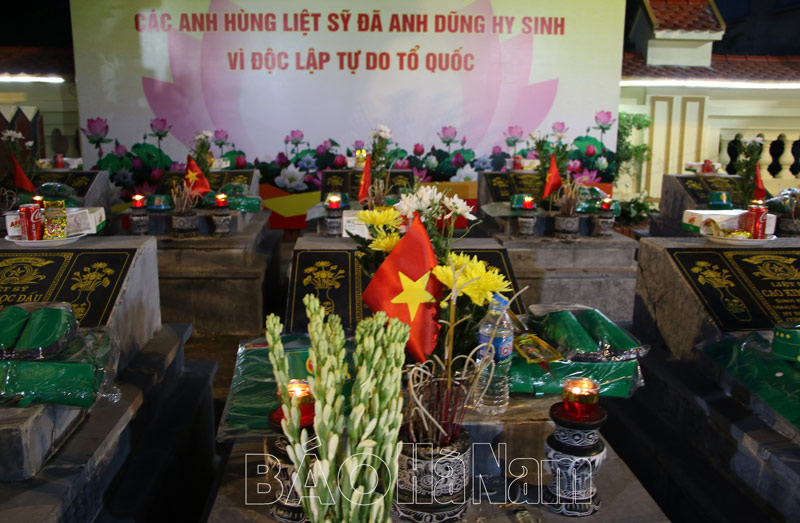 Thắp nến tri ân cầu siêu anh linh các anh hùng liệt sỹ tại Nghĩa trang xã Bắc Lý huyện Lý Nhân