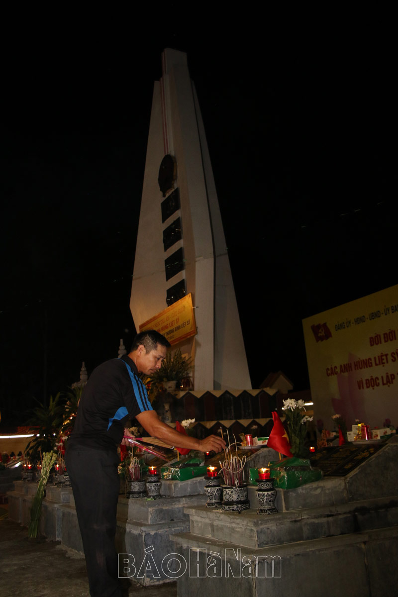 Thắp nến tri ân cầu siêu anh linh các anh hùng liệt sỹ tại Nghĩa trang xã Bắc Lý huyện Lý Nhân