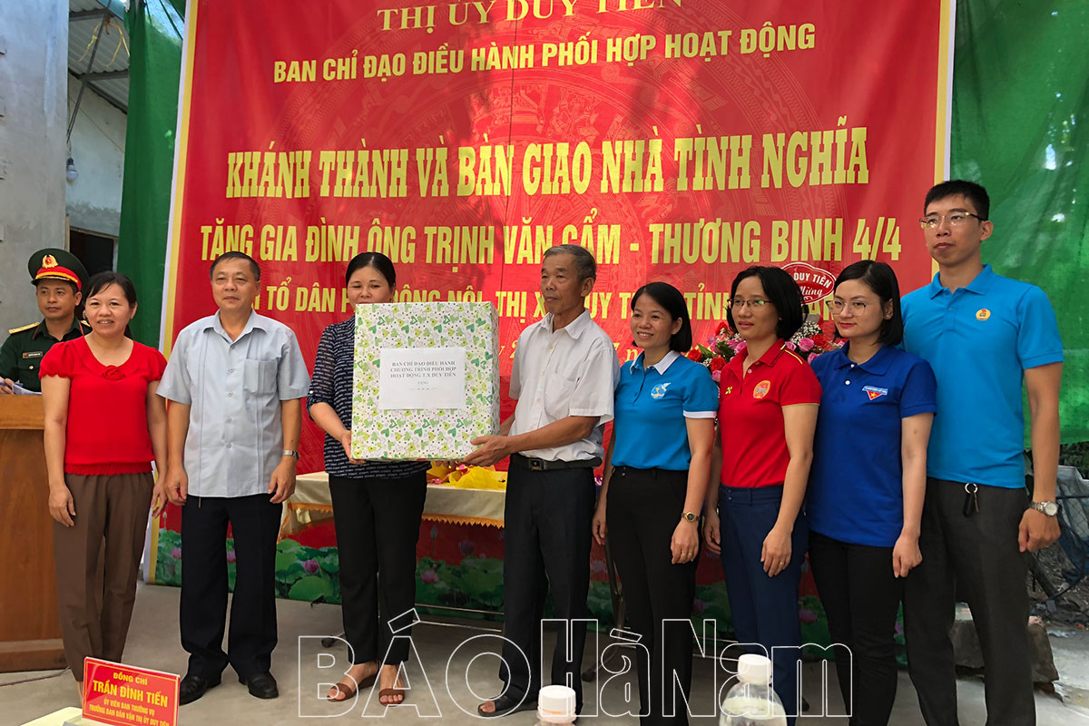 Ban chỉ đạo chương trình phối hợp hoạt động thị xã Duy Tiên khánh thành bàn giao nhà tình nghĩa tặng gia đình chính sách