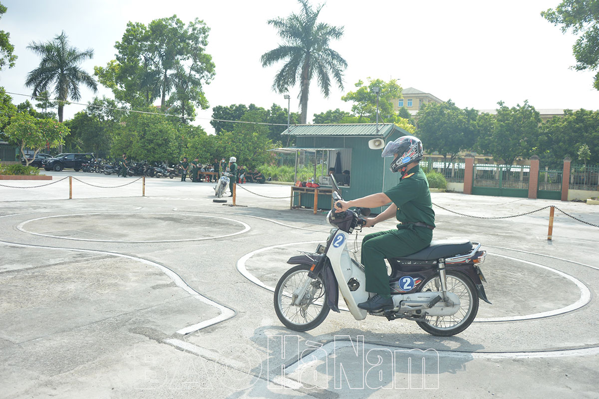 Ban CHQS thành phố Phủ Lý tổ chức hội thi lái xe mô tô an toàn