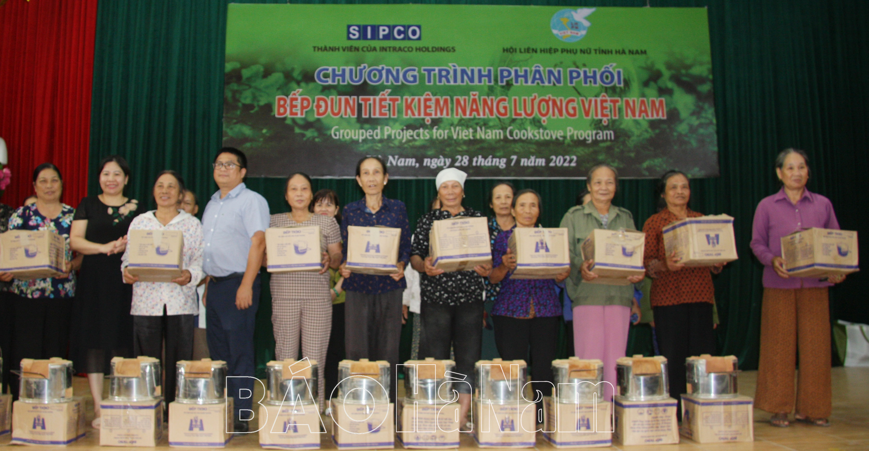 Truyền thông và phân phối miễn phí bếp đun tiết kiệm năng lượng cho hội viên phụ nữ nghèo xã Thanh Sơn