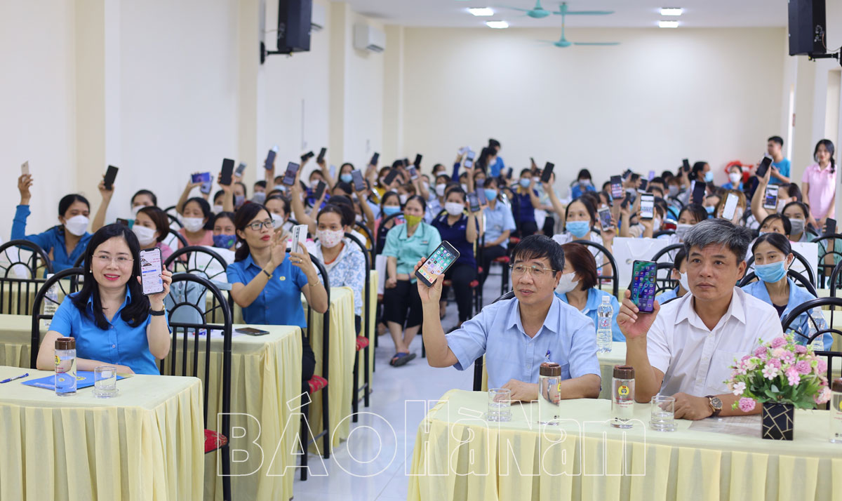 100 nữ công nhân được tặng quà từ Dự án “Vì mẹ và bé – Vì tầm vóc Việt”