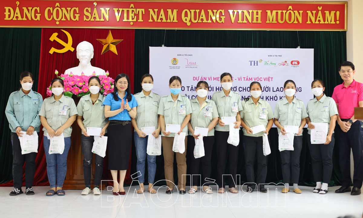 100 nữ công nhân được tặng quà từ Dự án “Vì mẹ và bé – Vì tầm vóc Việt”