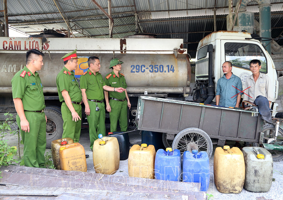 Phòng Cảnh sát kinh tế Công an Hà Nam Bắt quả tang vụ rút ruột xăng dầu bán kiếm lời