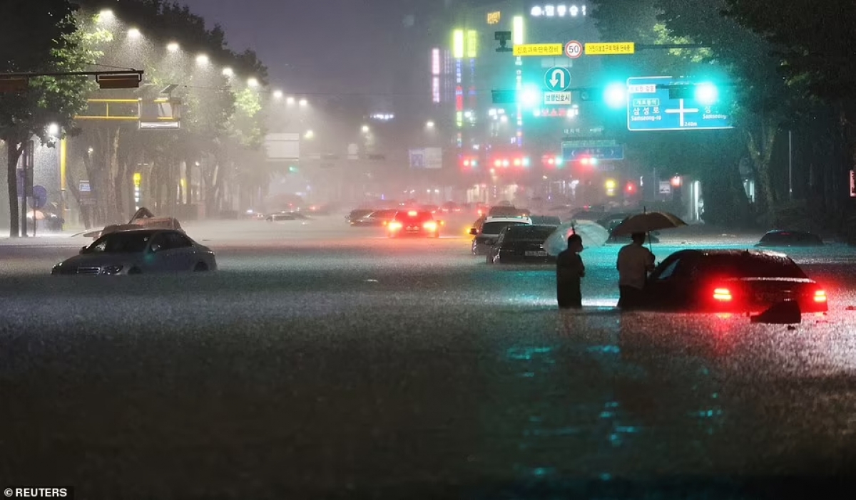 Tổng thống Hàn Quốc họp khẩn vì mưa lũ thế kỷ