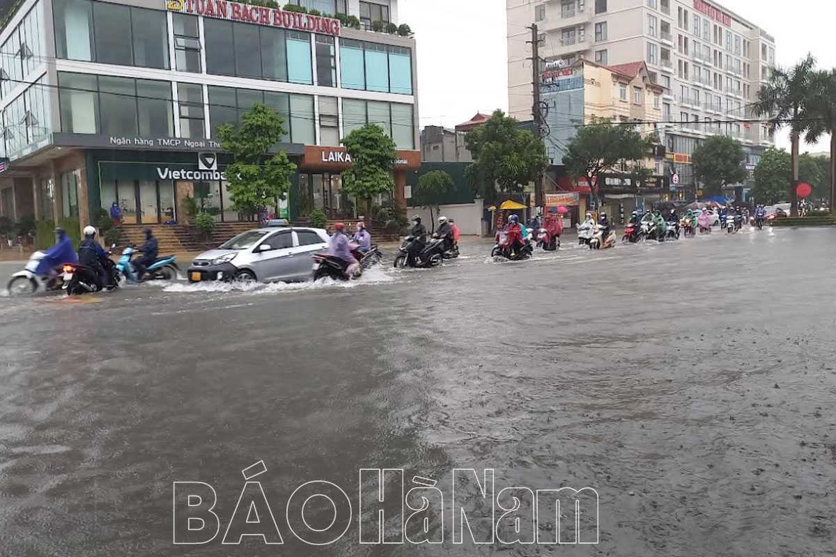 Mưa lớn gây ngập úng cục bộ tại KCN Đồng Văn