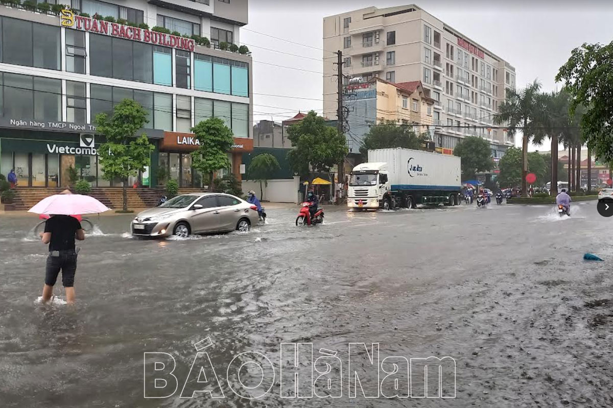 Mưa lớn gây ngập úng cục bộ tại KCN Đồng Văn