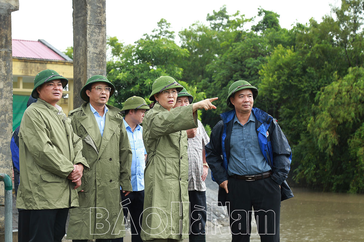 Đồng chí Bí thư Tỉnh ủy Lê Thị Thủy kiểm tra tình hình mưa úng do ảnh hưởng của bão số 2