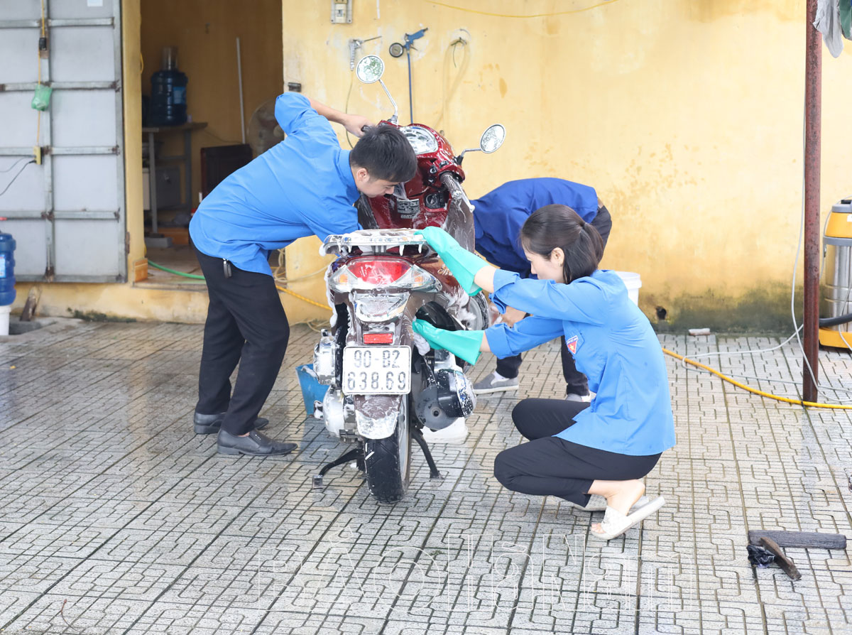 Đoàn phường Lê Hồng Phong tổ chức chương trình “Điểm rửa xe gây quỹ”