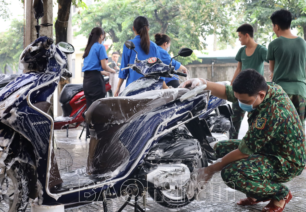 Đoàn phường Lê Hồng Phong tổ chức chương trình “Điểm rửa xe gây quỹ”