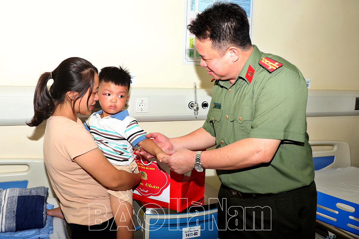 Giám đốc Công an tỉnh Hà Nam thăm tặng quà cháu bé bị bạo hành giấu vào tủ cấp đông