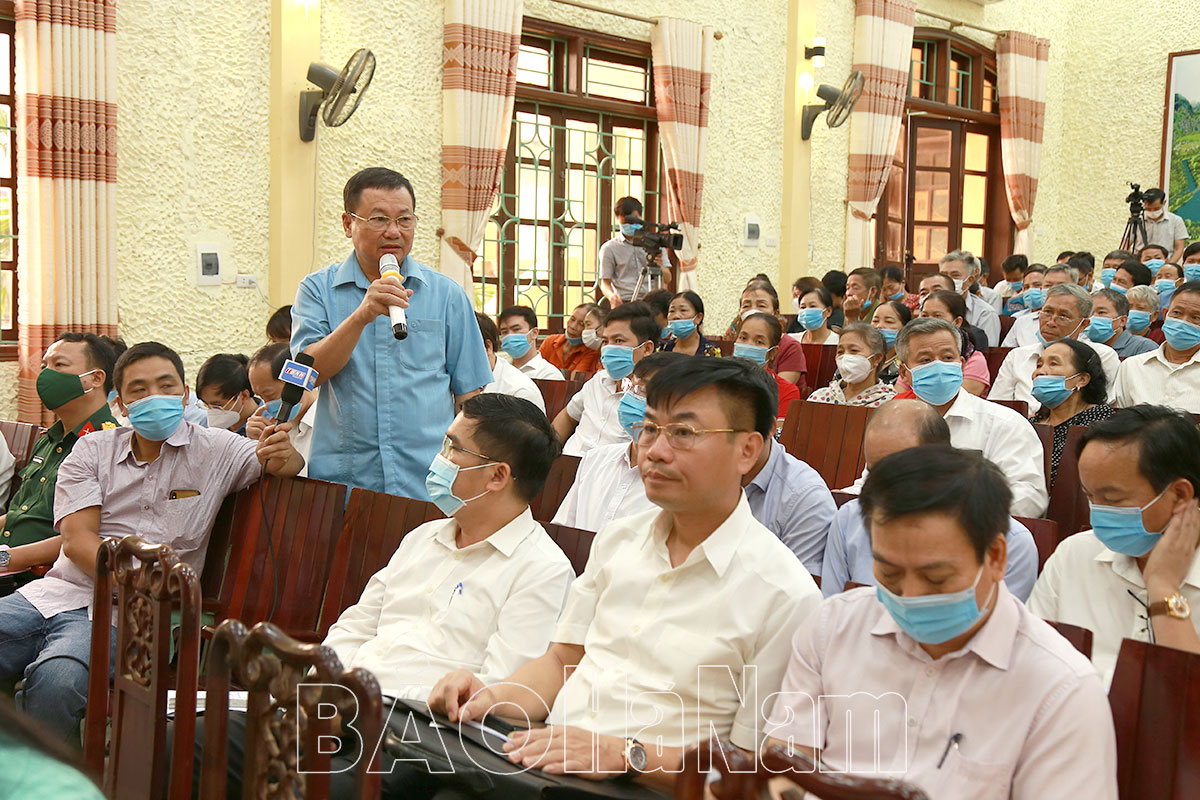 Đồng chí Bí thư Tỉnh ủy và đồng chí Chủ tịch UBND tỉnh đối thoại với cán bộ nhân dân thị trấn Ba Sao Kim Bảng